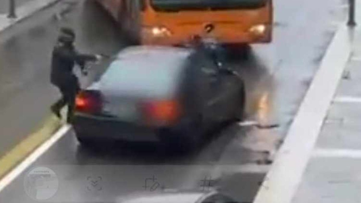Polițist luat pe capota unei mașini într-un inncident în Italia Sursă foto: Captură Video