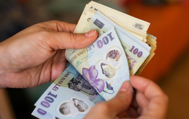Peste 100 de angajați ANRE, în frunte cu fiica fostului șef, atacă tăierile de salarii în instanță, deși veniturile au rămas peste medie