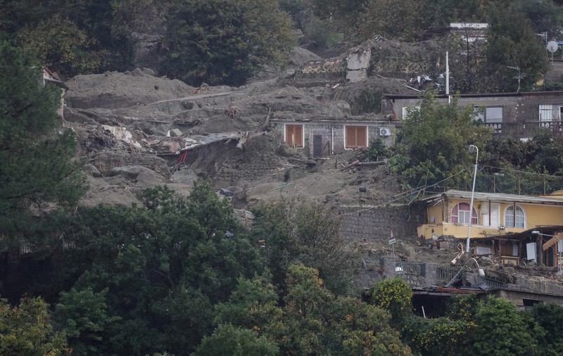 Alunecare masivă de teren pe insula italiană Ischia. O persoană a murit, 11 sunt date dispărute și zeci de case au fost înghițite de ape