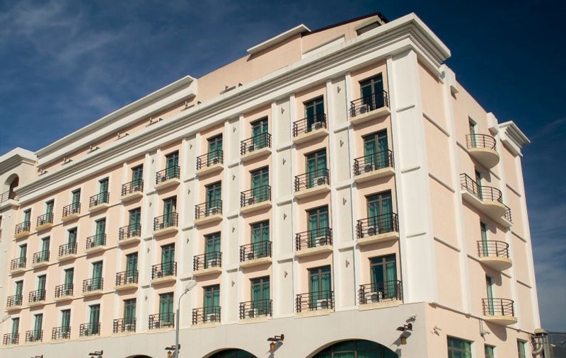 Printre hotelurile cărora li se dau bani ca să găzduiască oamenii în carantină este și Phoenicia Express, care l-a plătit pe Rareș Bogdan pentru imagine