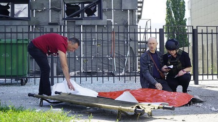 Rugăciunea tatălui deasupra fiului ucis