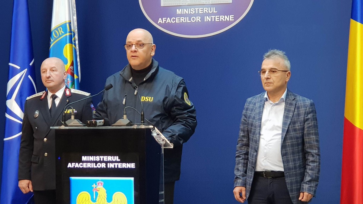 Raed Arafat in timpul conferintei de presa de la sediul MAI, alaturi de directorul INFP, Constantin Ionescu (dreapta), si de inspectorul general al IGSU, Dan Paul Iamandi. Foto: Cristian Otopeanu / Libertatea