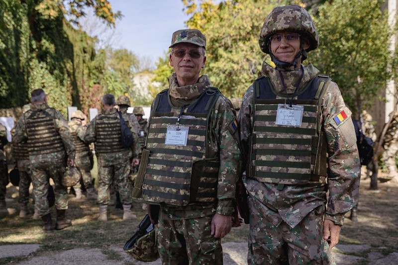 Doi colonei se bucură că și-au revăzut foștii colegi cu ocazia exercițiului de la Domnești. Sursa foto: Eli Driu