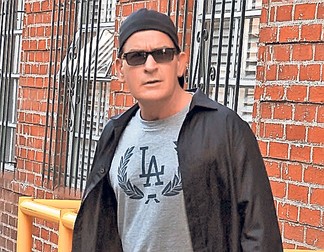 Charlie Sheen este acuzat că a violat un băiat de 13 ani