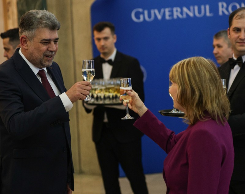 Românii pot călători în SUA fără vize din 31 martie. Decizia, oficializată de Marcel Ciolacu, ambasadoarea SUA și Hagi: „Un moment istoric”