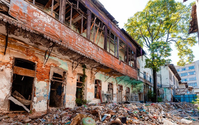 Primăria Capitalei continuă lucrările la Hanul Solacolu. 700 de tone de deșeuri au fost scoase din subsolul corpului principal de clădire