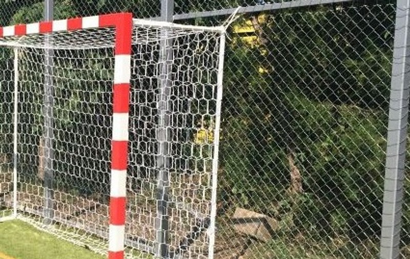 Un copil de 9 ani în stare critică, după ce o poartă metalică de fotbal a căzut peste el