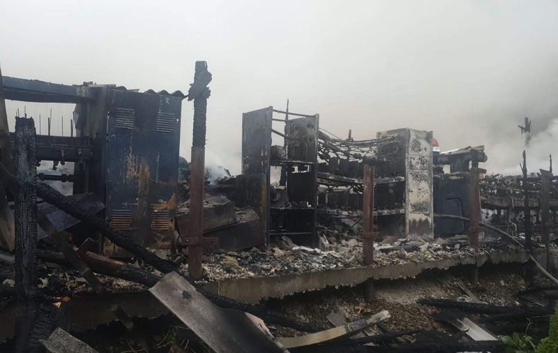 Incendiul de proporții de la depozitul de textile din Iași a fost lichidat după opt ore