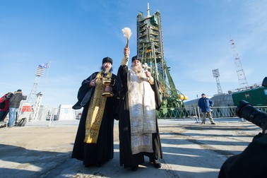 Doi preoți ortodocși binecuvântează o rachetă Soyuz la cosmodromul Baykonur din Kazahstan, pe 14 decembrie 2015 | Foto: Hepta