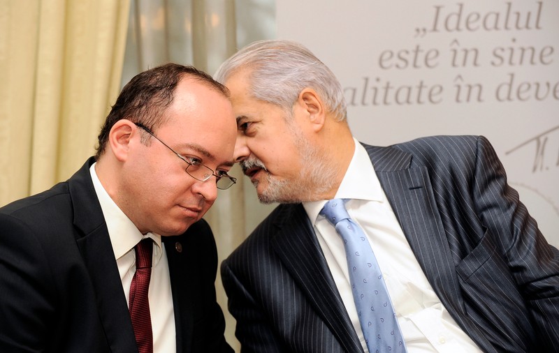 Talentatul domn Aurescu. Cum se clădește o carieră politică pe axa Adrian Năstase - Klaus Iohannis