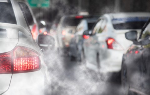 Imaginea surprinde traficul bară la bară și poluarea aerului cauzată de emisiile de eșapament ale mașinilor