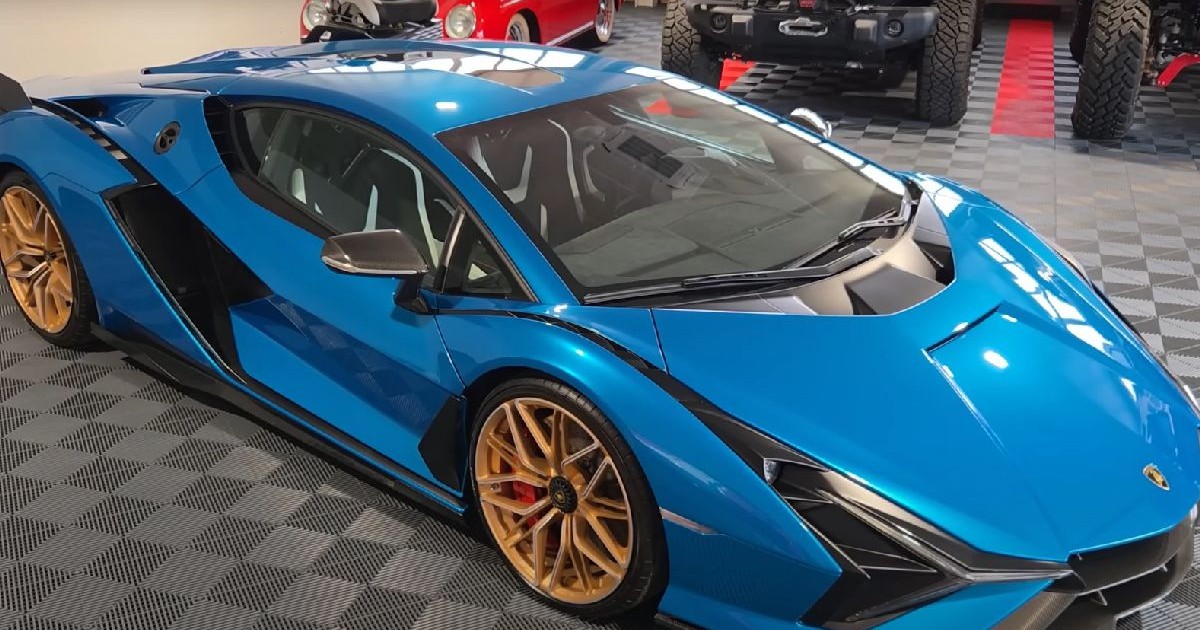 Lamborghini Sian albastru parcat într-un garaj
