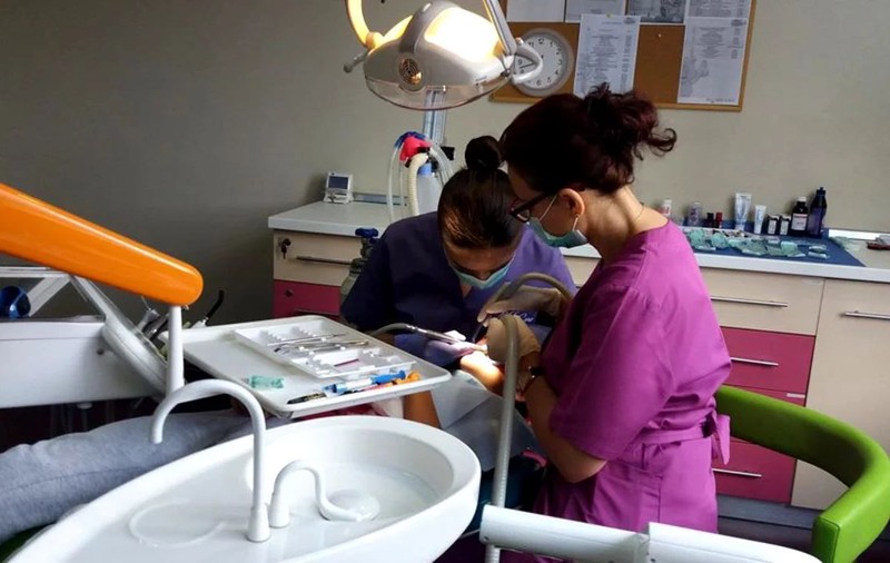 Prima reacție a clinicii stomatologice din Pitești unde un copil a murit după ce a fost anesteziat. Mărturii ale pacienților