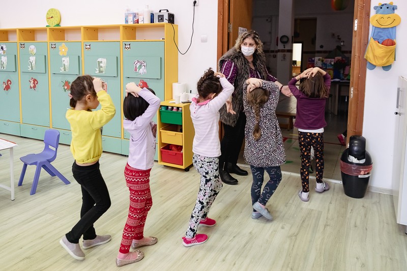 Educatoarele și profesorii trebuie să rămână calmi în preajma copiilor. Simulare de cutremur la Grădinița nr. 250 din sectorul 6