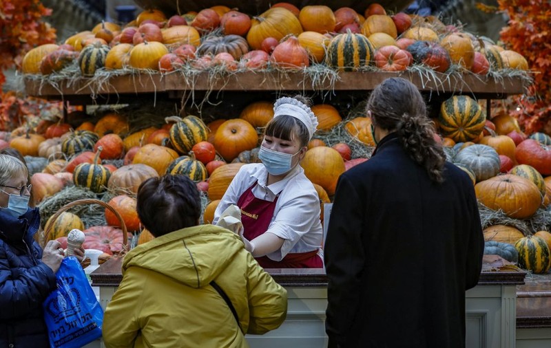 Kremlinul deplânge mortalitatea ridicată COVID și rata mică de vaccinare din Rusia, dar respinge noi restricții