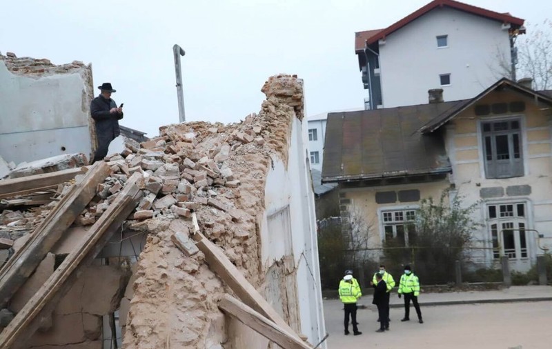 Vechiul spital din Fălticeni, demolat de Primărie pentru locuri de parcare. Edilul: Era o bombă biologică