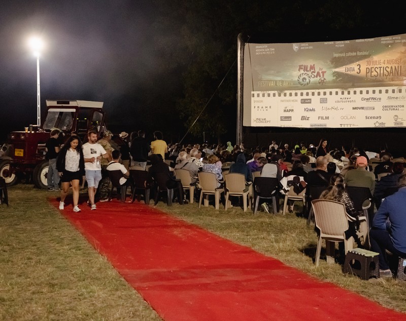 REPORTAJ Actorul Cuzin Toma a venit cu Taraful Caliu să aducă Film în Sat, la Peștișani, Gorj: „Să știe oamenii care m-au văzut crescând că joc și roluri serioase!”