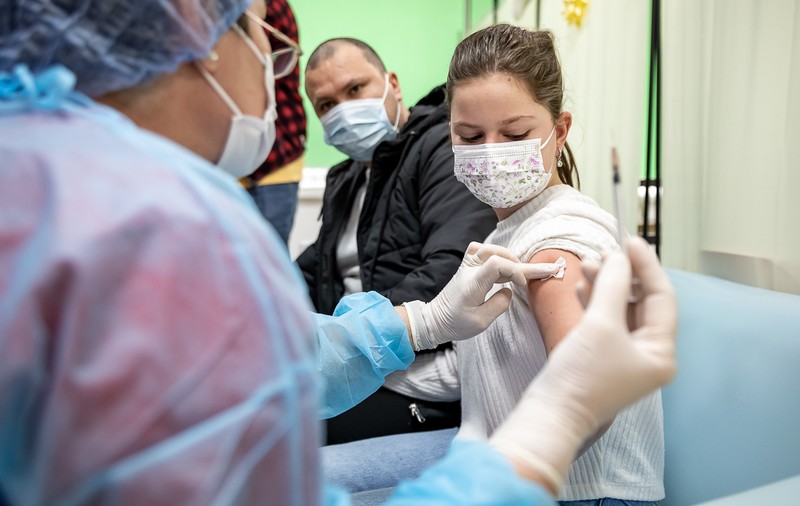 Medici din România, Marea Britanie și Israel, despre vaccinarea copiilor români între 5 și 11 ani: „Trebuia să înceapă înainte de valul Omicron”