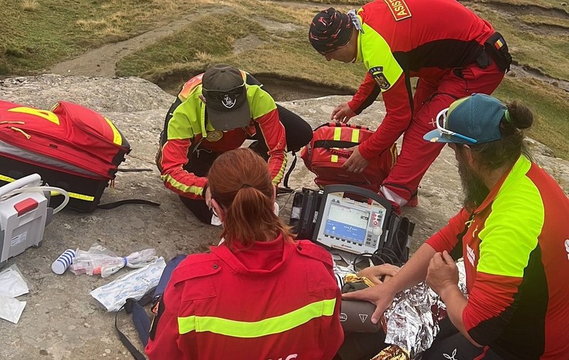 Turistă din Germania, accidentată grav după ce a căzut în cap de pe o stâncă, în Munţii Bucegi