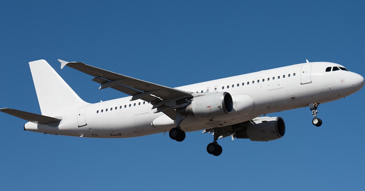 Un avion care se află în timpul zborului.