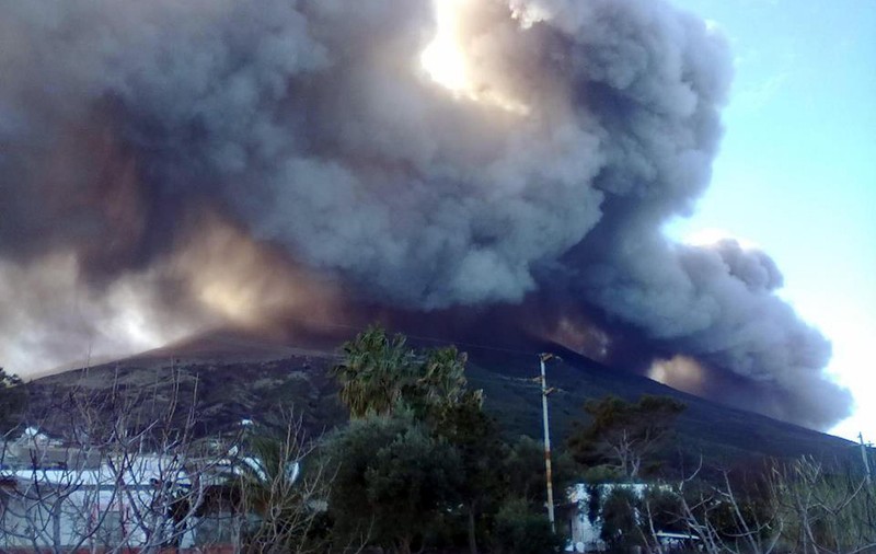 Foto&Video| Panică printre turiști. Un vulcan de pe insula italiană Stromboli a erupt