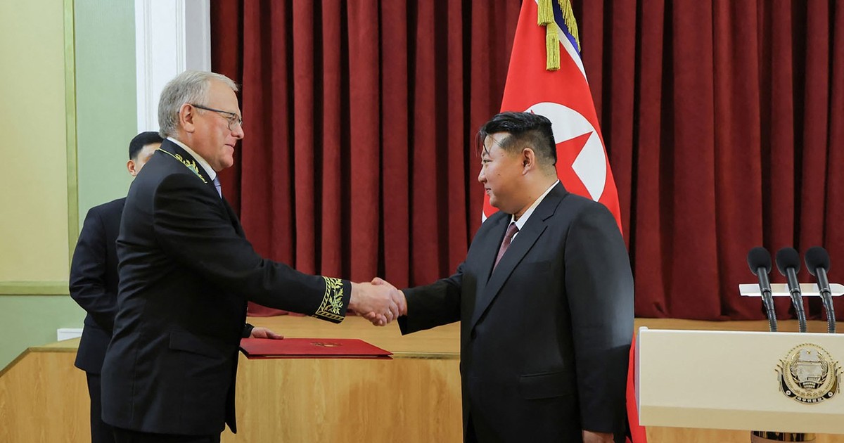 9 mai 2025, Phenian - Aleksandr Mațegora (stânga) dă mâna cu dictatorul nord-coreean Kim Jong-un Foto: Profimedia