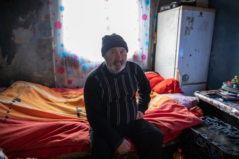 Titel, în garsoniera lui din blocul „Turturica”