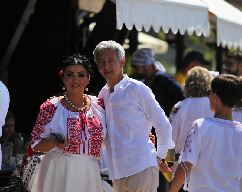 O mireasă și două nunți. Cum a petrecut poporul în vale, iar ceilalți invitați, în deal, la căsătoria „domnului AUR”, George Simion