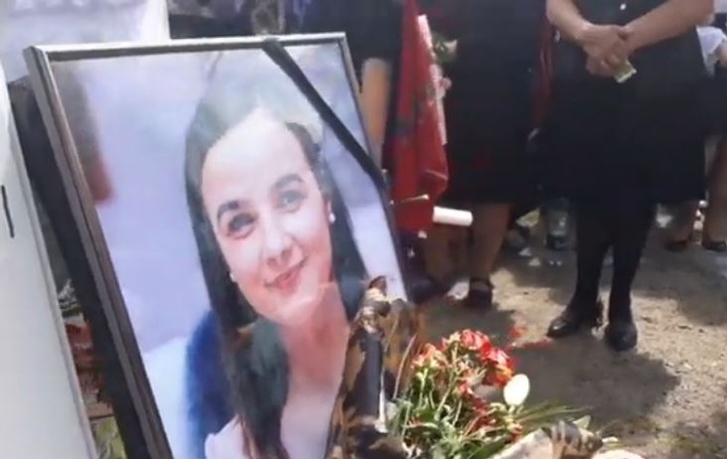 Înmormântarea Mădălinei Pârja, una dintre studentele care au murit în accidentul din Jibou. Tineri în costume populare, în cortegiul funerar