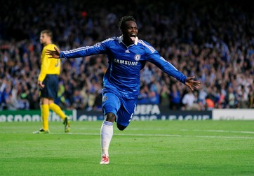 epa01721281 Michael Essien of Chelsea celebrates scoring the first goal against Barcelona during the second leg of their UEFA Champions League semi final match at Stamford Bridge Stadium, London, England, 06 May 2009. EPA/DANIEL HAMBURY .