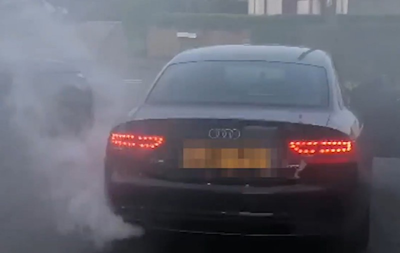 Trei români au făcut mașina unui englez să scoată fum, ca să o cumpere mai ieftin, fără să știe că sunt filmați