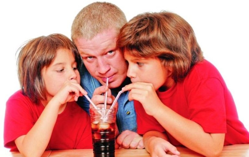 Ai obiceiul să consumi sucuri acidulate? Vezi ce ce întâmplă cu creierul tău