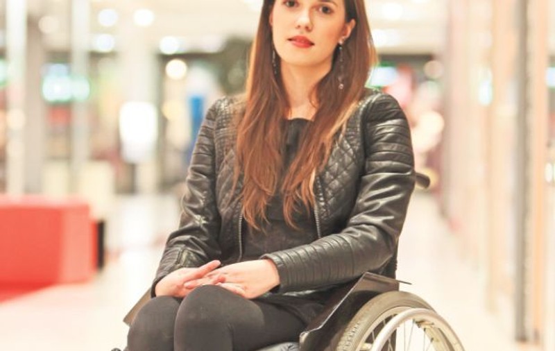 Magda Coman, cunoscutul model în scaun cu rotile a avut un accident. Operată de urgență