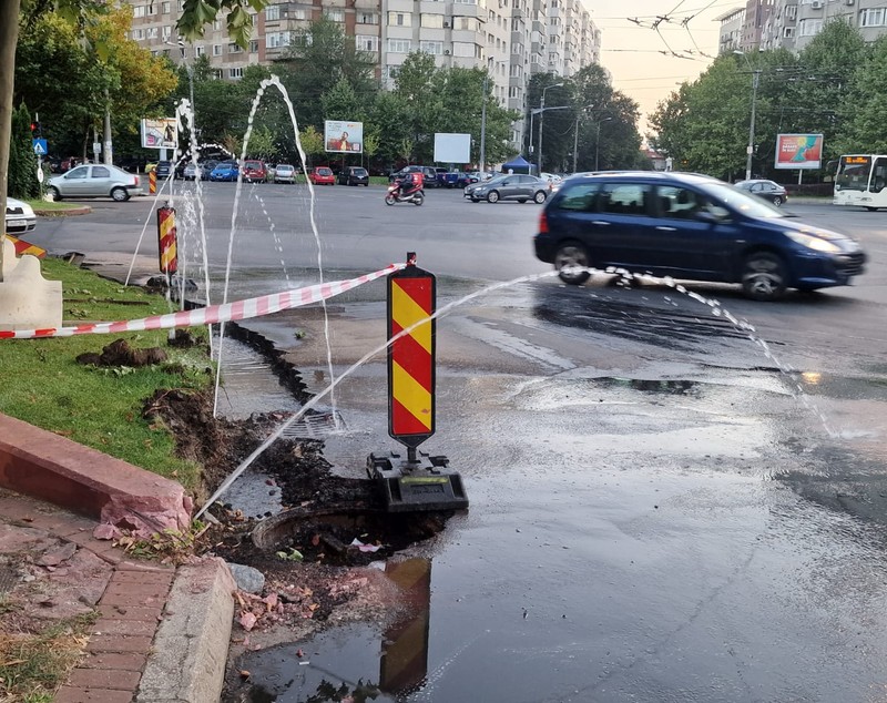 Secetă, dar nu și în sectorul 3. O fântână arteziană creată accidental udă mașinile care circulă în intersecția de la Baba Novac