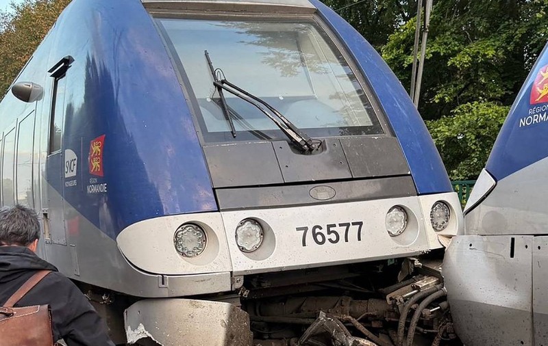 Un tren cu 186 de pasageri a sărit de pe șine și s-a răsturnat, în Franța. 44 de oameni au fost răniți. Sursă foto: Profimedia Images