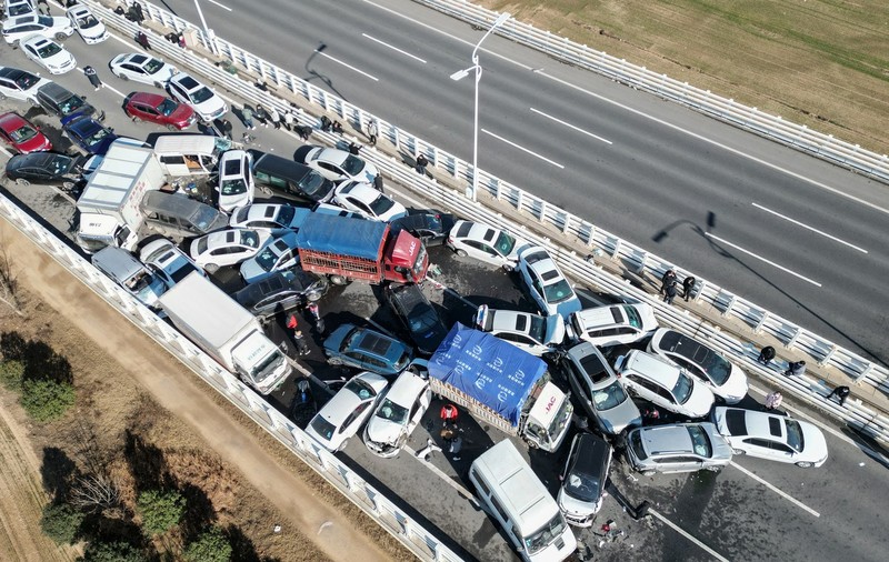 Carambol cu 200 de autovehicule pe un pod în China. „Este prea înfricoşător”. VIDEO
