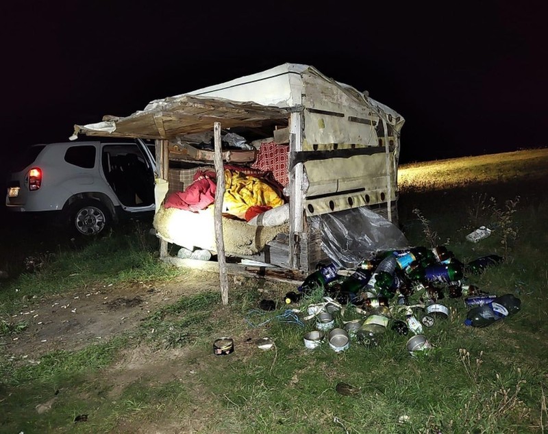 Oameni tratați ca sclavi la ferme din Covasna, după ce taximetriștii îi racolau din gări și îi „vindeau” ciobanilor