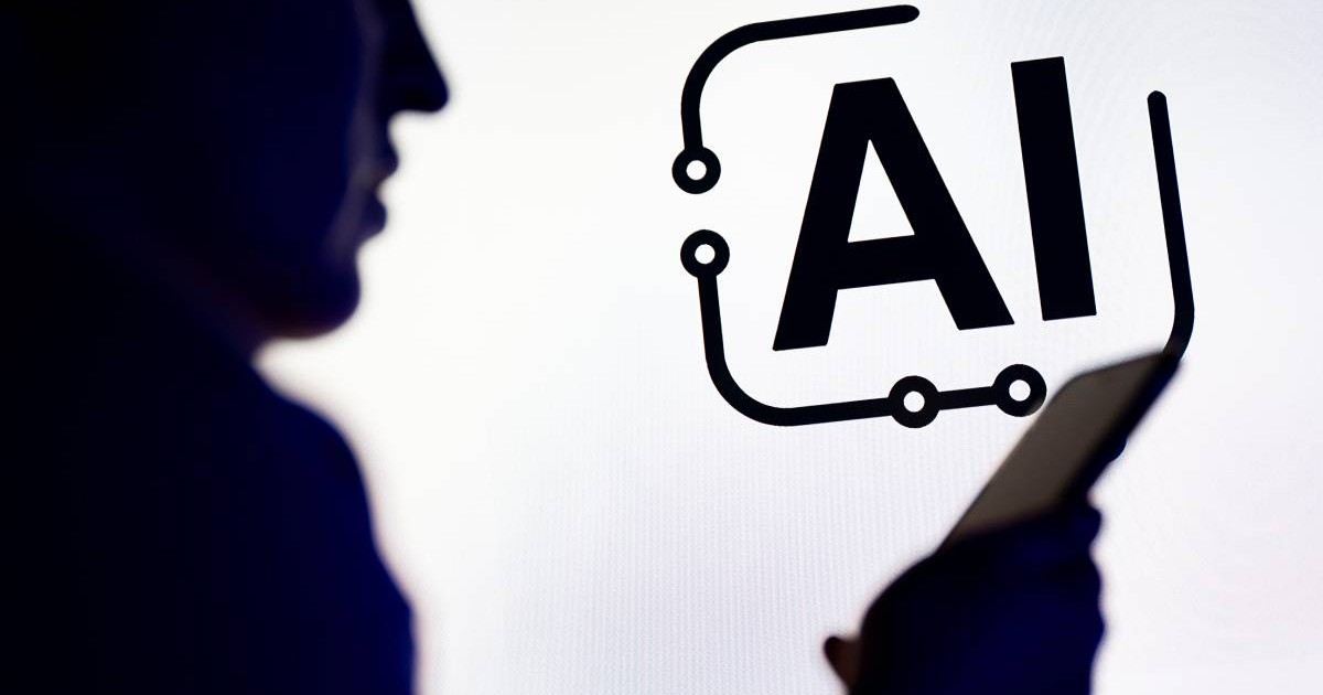 Fotografie generică cu un logo „AI” și umbra unei persoane care ține în mână un telefon.