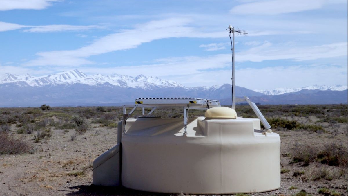 În deșertul argentinian, 1.660 de rezervoare portocalii instalate din 2004 continuă să caute particule cosmice rare. Foto: Pierre Auger Observatory