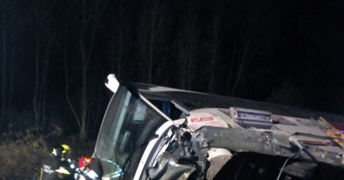 Opt romani au fost raniti in Italia dupa ce autocarul in care se aflau s-a rasturnat