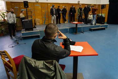 Moment de la repetiția din Penitenciarul Rahova. Pe scenă, ca la teatru, deținuții-actori au voie să nu poarte măști