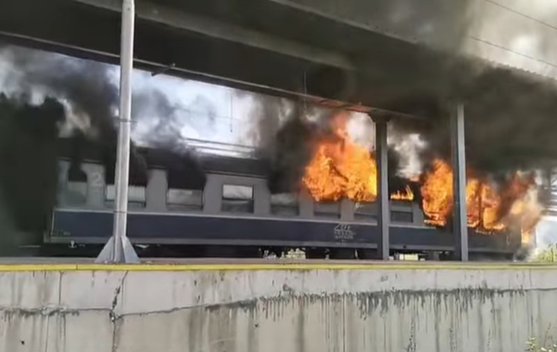 Un incendiu a izbucnit la ultimul vagon al unui tren de călători în gara Ilteu, județul Arad | VIDEO