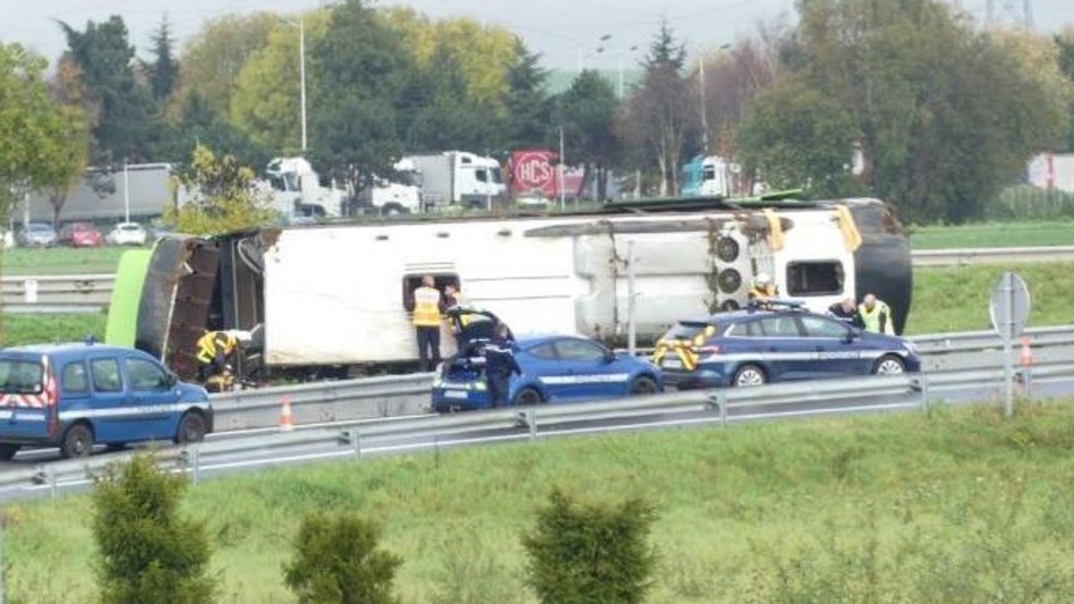 33 de răniți după ce un autocar s-a răsturnat pe o autostradă în Franța. Printre victime se află și români (foto presă Franța)