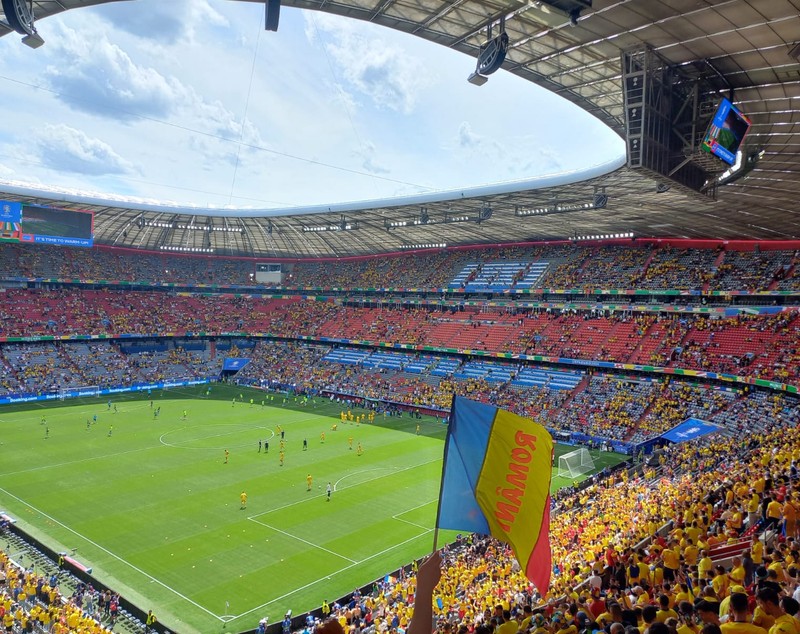 München, pământ românesc. Suporterii tricolorilor au luat cu asalt Marienplatz, „inima” capitalei bavareze, și, apoi, stadionul | FOTO și VIDEO