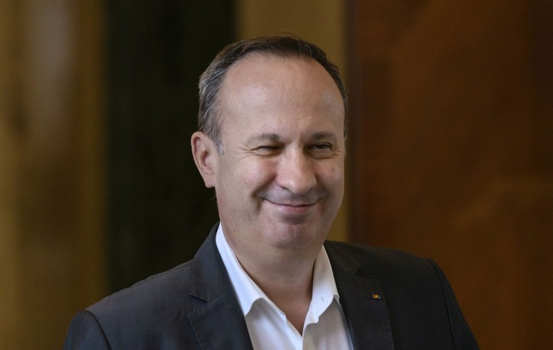 Nu poţi cere copiilor să citească „Moara cu noroc”, când ei stau toată ziua cu ochii în tabletă, spune Câciu
