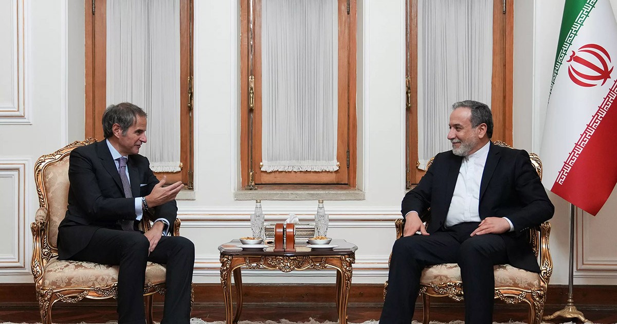17 aprilie 2025, Iran, Teheran: Directorul general al Agenției Internaționale pentru Energie Atomică (AIEA) Rafael Grossi (L) se întâlnește cu ministrul iranian de externe Abbas Araghchi.