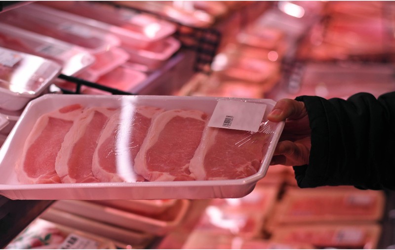 Banii alocați de români pentru coșul de cumpărături de Crăciun: Carnea de porc, în topul preferințelor