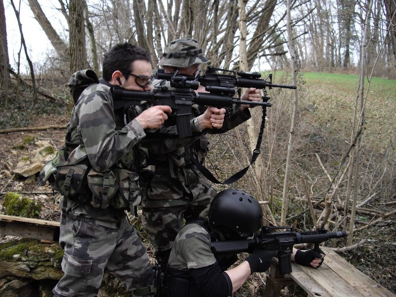 Armele de airsoft seamănă izbitor cu cele reale.