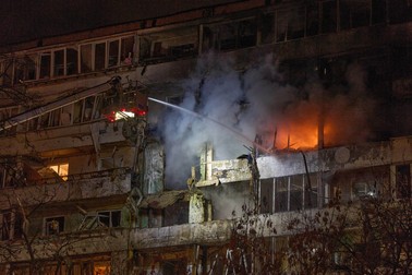 Incendiu într-un bloc de locuințe bombardat de ruși după discuțiile de la Geneva Foto: Profimedia