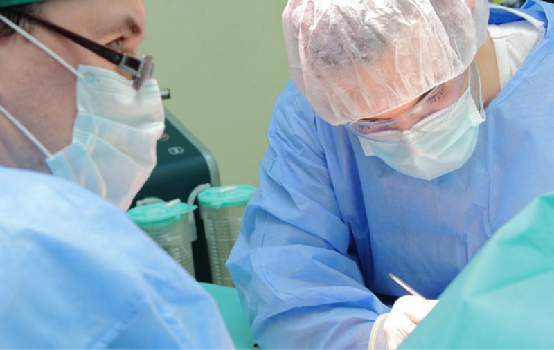 Nouă modă printre români! Câți bărbați au apelat la chirurgie pentru a-și mări penisul